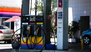Com retomada dos impostos federais sobre combustíveis, preços da gasolina e etanol podem aumentar 