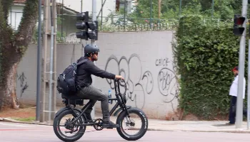 Saiba quais são as novas regras de trânsito para ciclomotores, patinetes, bicicletas e skates Saiba quais são as novas regras de trânsito para ciclomotores, patinetes, bicicletas e skates