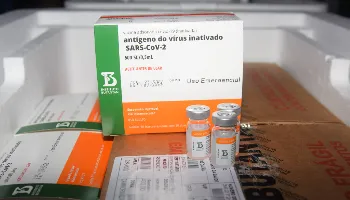 Paraná recebe mais 320 mil doses de vacinas contra covid-19 