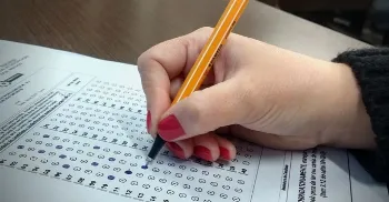 Universidade Estadual abre concurso com vagas a partir do ensino médio; salários chegam a R$ 7,6 mil 