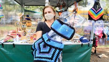 Feira movimenta artesanato maringaense na praça Napoleão Moreira 