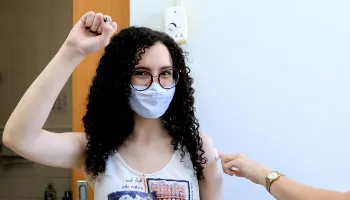 Vacinação avança e é destinada a adolescentes sem comorbidades com idade entre 15 e 17 anos 