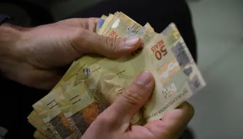 Paranaenses ocupam terceiro lugar em ranking de endividamento no país Paranaenses ocupam terceiro lugar em ranking de endividamento no país