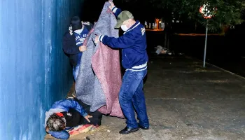 Cerca de 60 cobertores são distribuídos durante madrugada fria em Maringá 