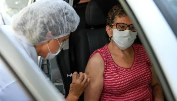 Idosos com mais de 70 anos podem ser vacinados neste final de semana em Maringá Idosos com mais de 70 anos podem ser vacinados neste final de semana em Maringá