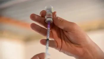 OMS alerta para aumento de casos de covid-19 e queda na vacinação 