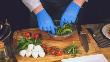 Secretaria de Saúde abre nova turma para curso gratuito de manipulação de alimentos Secretaria de Saúde abre nova turma para curso gratuito de manipulação de alimentos