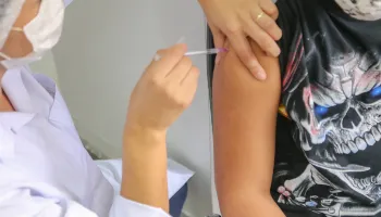 Vacinação contra HPV para adolescentes segue disponível em todos os municípios do Paraná