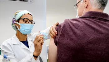 Maringaenses com mais de 60 anos podem ser vacinados nesta terça-feira (4) 