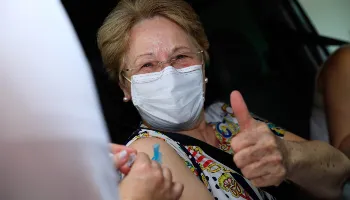 Idosos com mais de 63 anos podem ser vacinados nesta quinta-feira (22) 