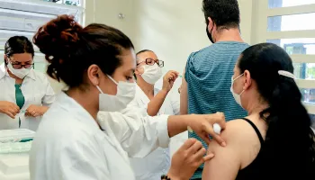 Maringá começa a aplicar 4ª dose da vacina contra Covid-19 em pessoas com mais de 50 anos 