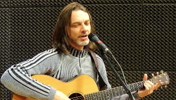 Cantor e compositor Marcos Assumpção se apresenta em Maringá. 