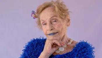 “Brechó Escalafobético” celebra as peças excêntricas e extravagantes da artista Célia Regina 