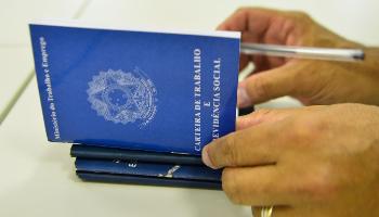 Junho registra mais de 653 mil pedidos de seguro-desemprego Junho registra mais de 653 mil pedidos de seguro-desemprego