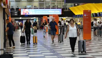 Mais de 35 mil aposentados já viajaram com passagens do programa Voa Brasil 