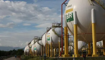 Gasolina e diesel estão mais baratos nas refinarias a partir desta quinta-feira (25) 