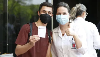 Vacinação contra a covid-19 é destinada a jovens com mais de 17 anos nesta sexta-feira (17) 