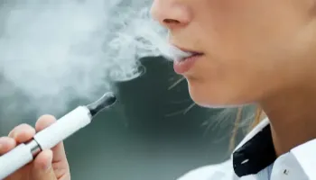 Para além das doenças pulmonares: cigarros eletrônicos também são vilões da saúde bucal 