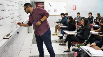 Salário inicial de professores pode variar de R$ 4,8 mil a R$ 13 mil por estado; veja valores 