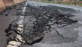 Trecho do Contorno Norte de Maringá está interditado após danos causados pela chuva desta quinta (7) Trecho do Contorno Norte de Maringá está interditado após danos causados pela chuva desta quinta (7)