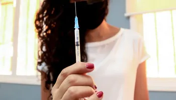 Novo intervalo da vacinação com doses de Coronavac e Astrazeneca é divulgado 
