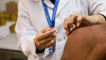 Maringá recebe doses da vacina contra a dengue; aplicação é destinada a trabalhadores da saúde 