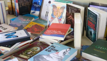 Secretaria de Cultura realiza doação de livros no Terminal Urbano de Maringá 