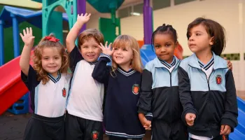 Projeto de lei altera entrega de uniformes e material escolar para o ensino municipal de Maringá Projeto de lei altera entrega de uniformes e material escolar para o ensino municipal de Maringá