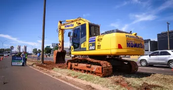 Prefeitura coloca blocos de concreto na Avenida Colombo para evitar travessia irregular de pedestres 