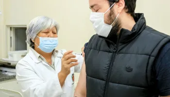 Com atraso na entrega de vacinas, Maringá mantém imunização de população geral com 42 anos ou mais 