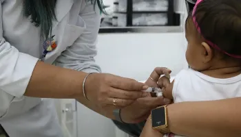 Entenda como fica o novo esquema vacinal contra a pólio em 2025 