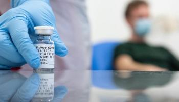 Reino Unido começa a vacinar população contra a Covid-19 na próxima semana 