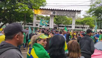 Feriado em Maringá é marcado por concentração de centenas de pessoas em frente ao Tiro de Guerra 