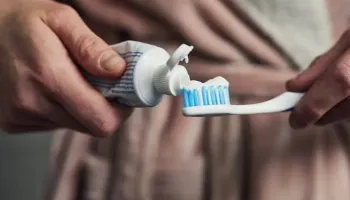 Anvisa suspende venda de creme dental da Colgate 