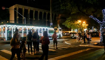 Final de semana na Maringá Encantada 2022 tem shows, feira e Estação Luz 