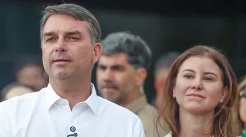 Flávio Bolsonaro chega a Miami, nos EUA; senador fugiu do Brasil nesta terça (27) 