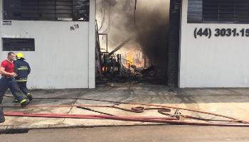Loja de decorações pega fogo em Maringá Loja de decorações pega fogo em Maringá