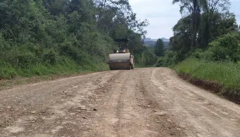 Mais de 290 km de estradas rurais vão passar por manutenção na região Norte e do Vale do Ivaí 