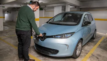 Projeto da Copel dá desconto para recarga de veículos elétricos durante a madrugada; entenda