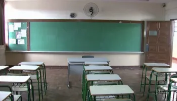Professores estaduais entram em greve contra a privatização de escolas no Paraná 