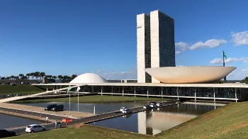 Veja quanto ganham presidente, governadores, senadores e deputados no Brasil 