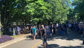Após decisão de suspender aulas presenciais, alunos da UEM se mobilizam em protesto 