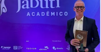 Professor da UEM vence categoria do prêmio Jabuti Acadêmico 