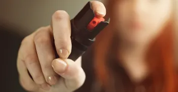 Lei permite que mulheres comprem e usem spray de pimenta para defesa pessoal 