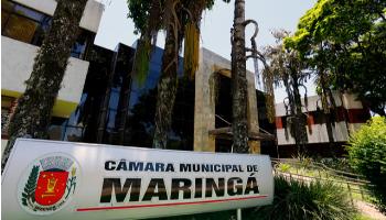 Pais e professores contra e a favor de aulas presenciais se manifestam em frente à Câmara de Maringá Pais e professores contra e a favor de aulas presenciais se manifestam em frente à Câmara de Maringá