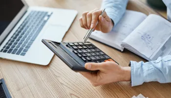 Pesquisa da Fecomércio aponta que 96,2% dos paranaenses está endividado Pesquisa da Fecomércio aponta que 96,2% dos paranaenses está endividado