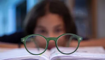 Casos de miopia são cada vez mais comuns em crianças; tempo excessivo de telas é uma das causas 
