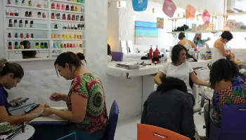 Anvisa proíbe substâncias utilizadas em unhas de gel; saiba quais 