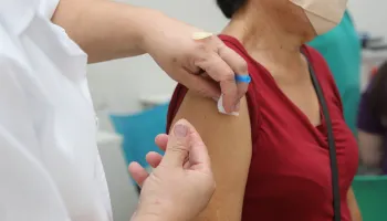 Maringá inicia aplicação da vacina bivalente em trabalhadores da saúde com mais de 40 anos 