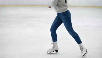 Confira o horário de funcionamento da pista de patinação no gelo da Maringá Encantada 2025 